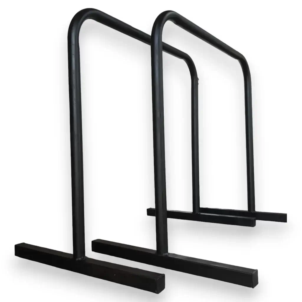 Para de barras paralelas de calistenia color negro con fondo blanco vista lateralmente