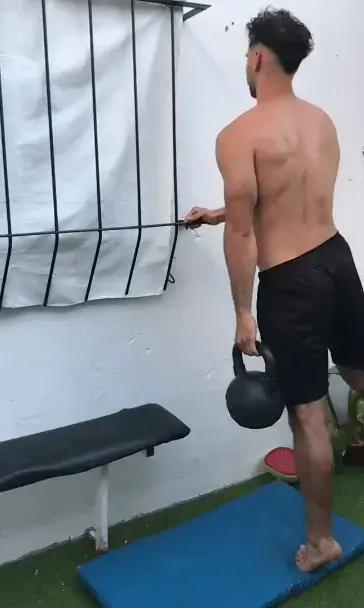 Elevaciones de gemelo con mancuerna