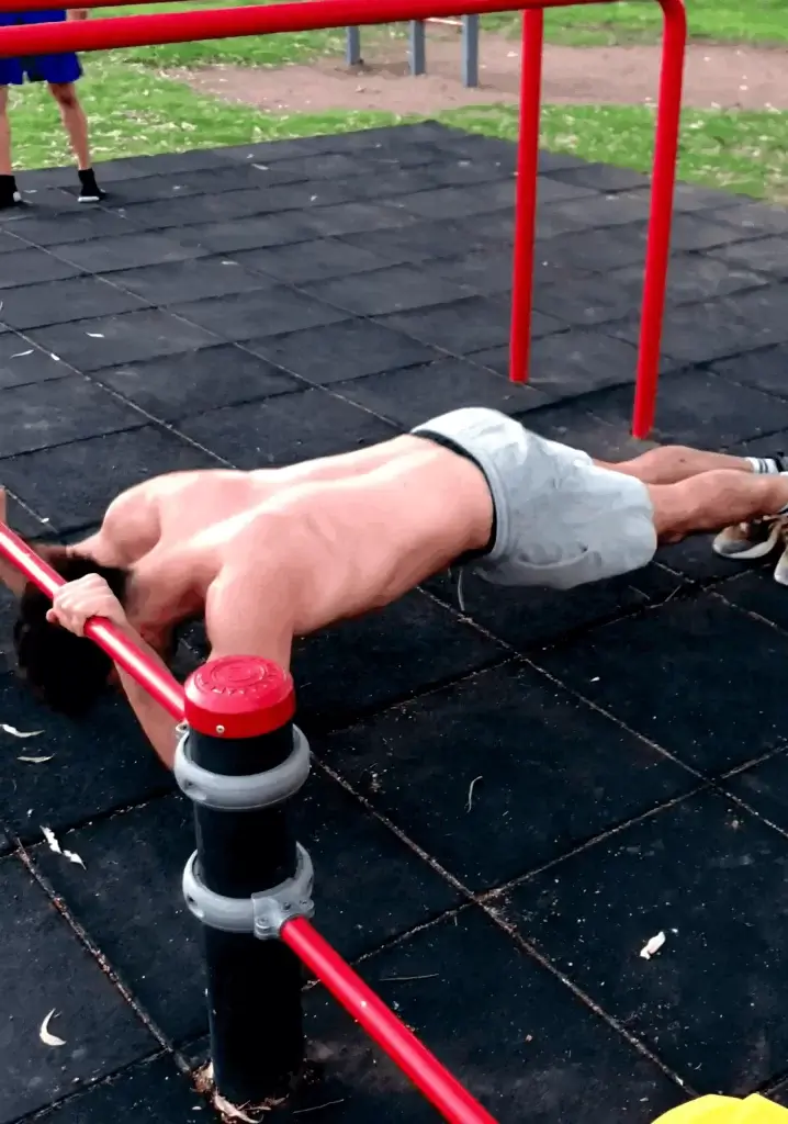 El rompecráneos es un ejercicio para tríceps que favorece al crecimiento muscular y articulación del tríceps.
