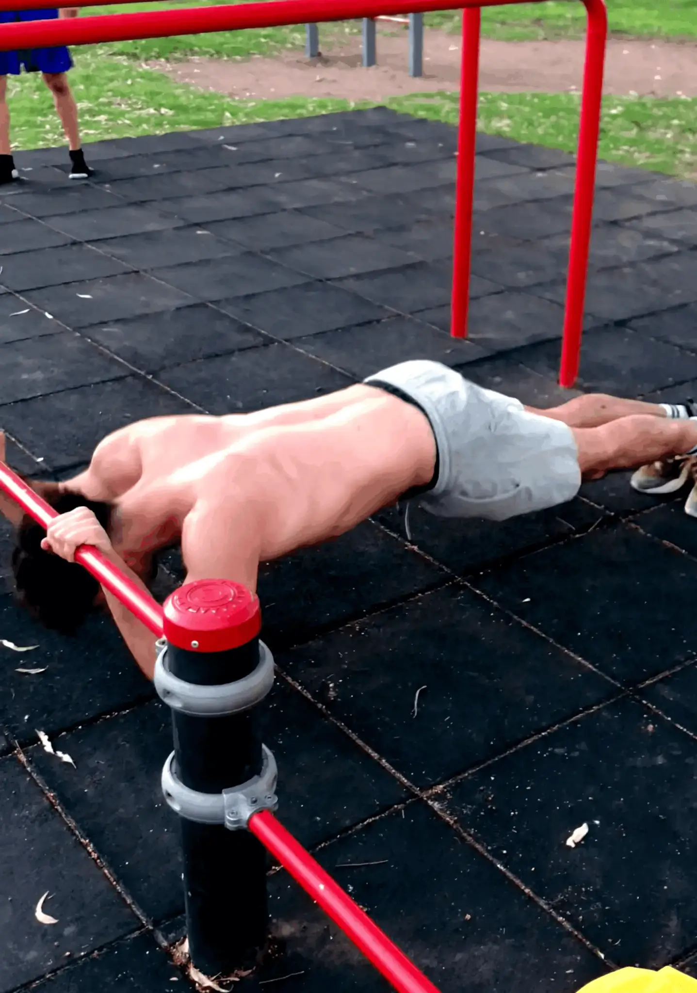 El rompecráneos es un ejercicio para tríceps que favorece al crecimiento muscular y articulación del tríceps.