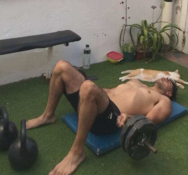hip thrust con pesas en casa