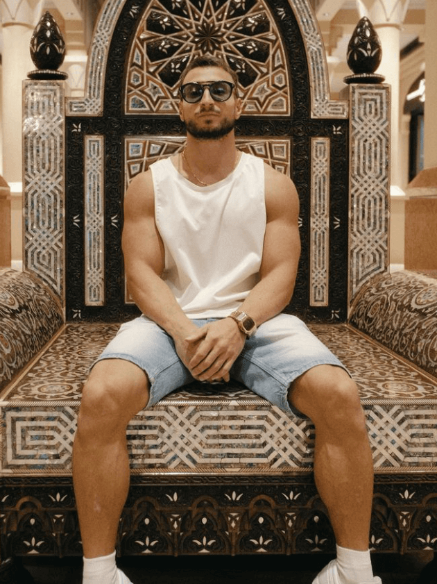 andrea larosa sentado con mirada desafiantes, uno de los mejores calistenicos del mundo