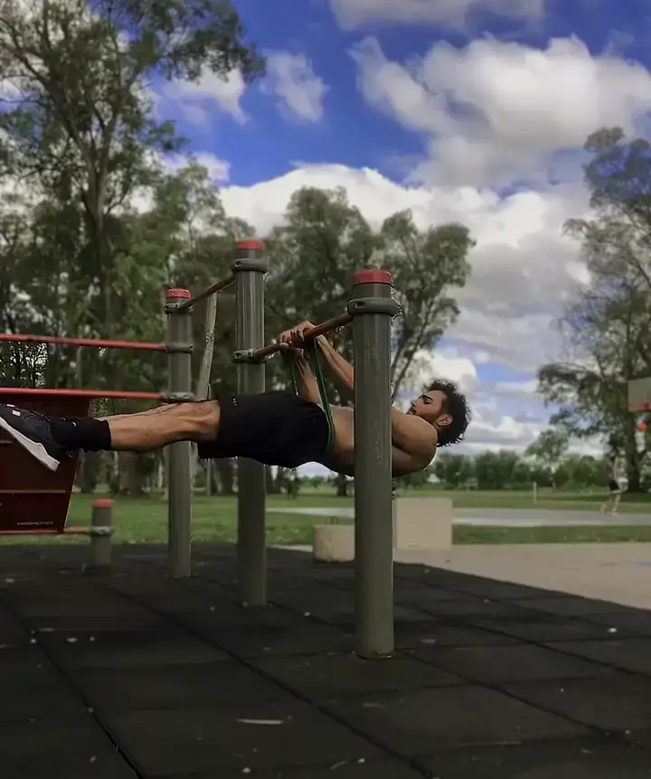 Front lever con banda elástica en el parque