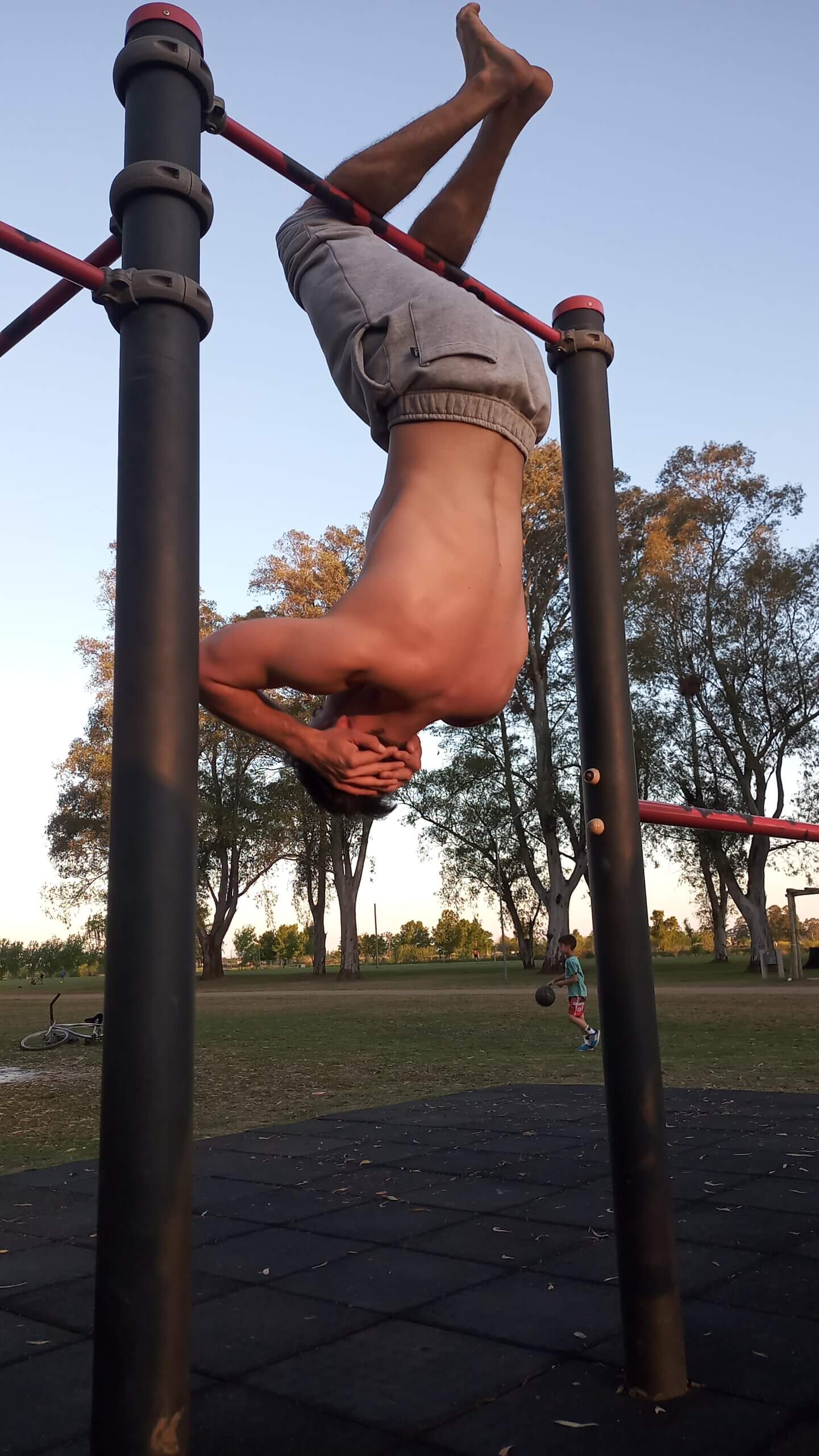 Abdominales colgado de cabeza