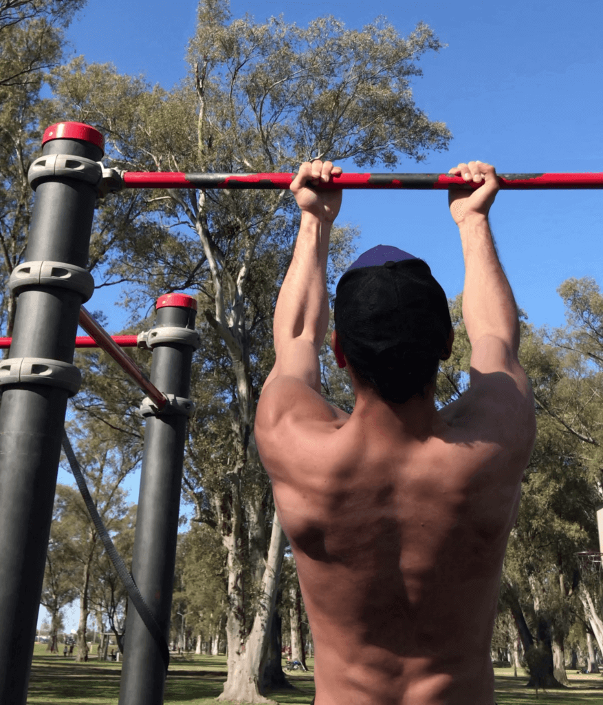 agarre supino utilizado en las dominadas con supinación