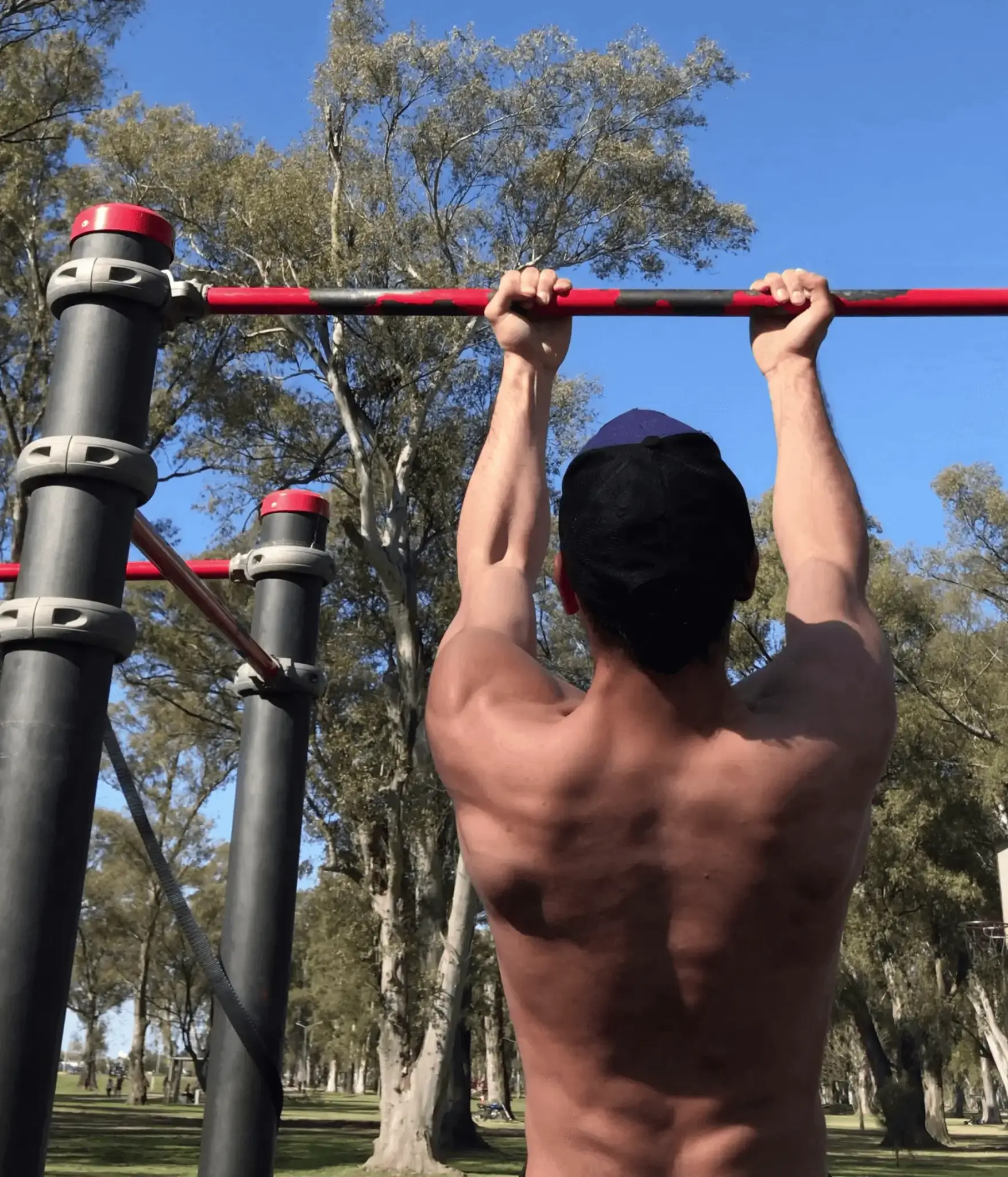 Agarre supino en barra de dominadas de calistenia