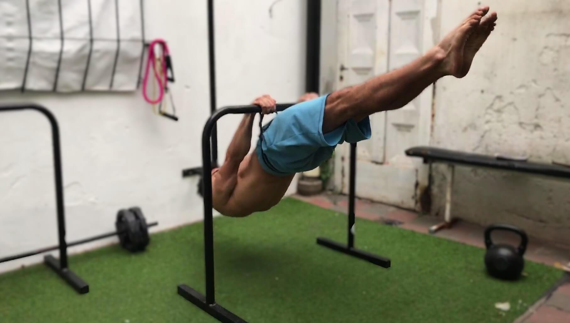 ejercicio de calistenia para sacar front lever full las negativas de front lever se enfoca en la fase excéntrica del ejercicio.