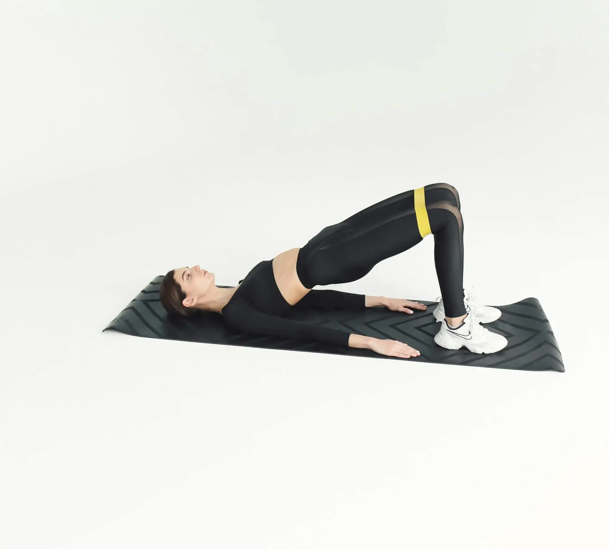 Chica haciendo hi thrust en casa con banda elástica