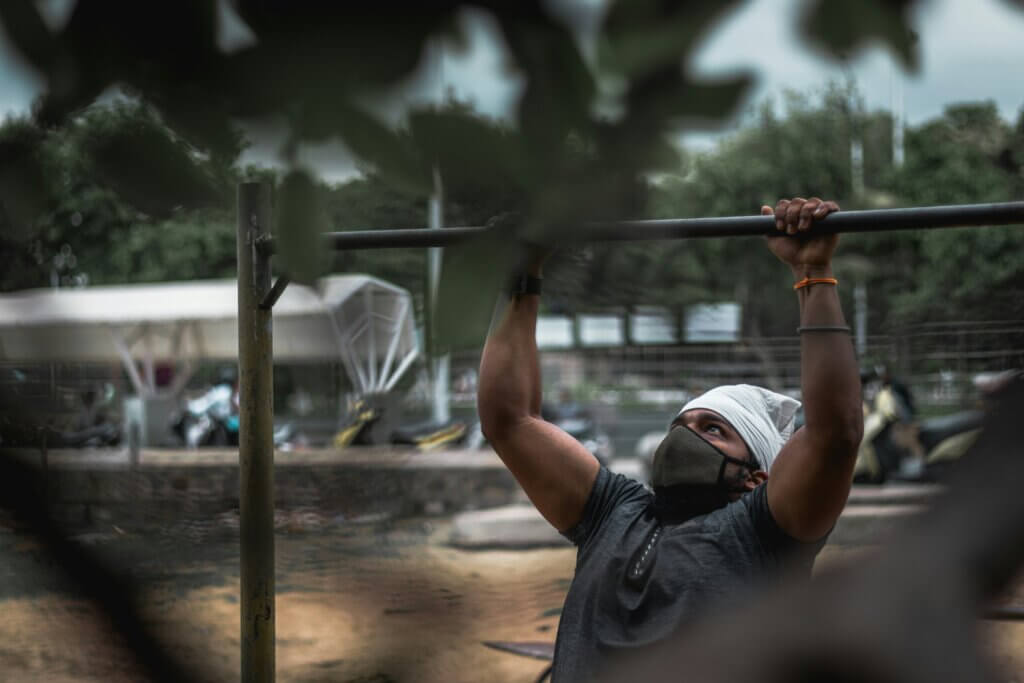 haciendo dominadas australianas con agarre supino