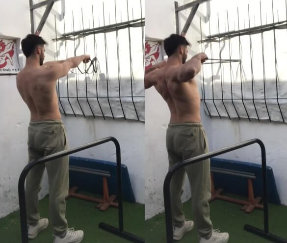 haciendo una protracción escapular con banda elástica