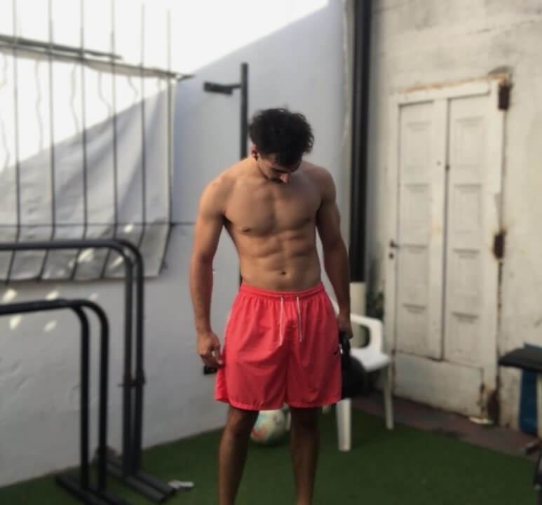 Lucas Galdeano haciendo una rutina de calistenia para abdominales en su casa.