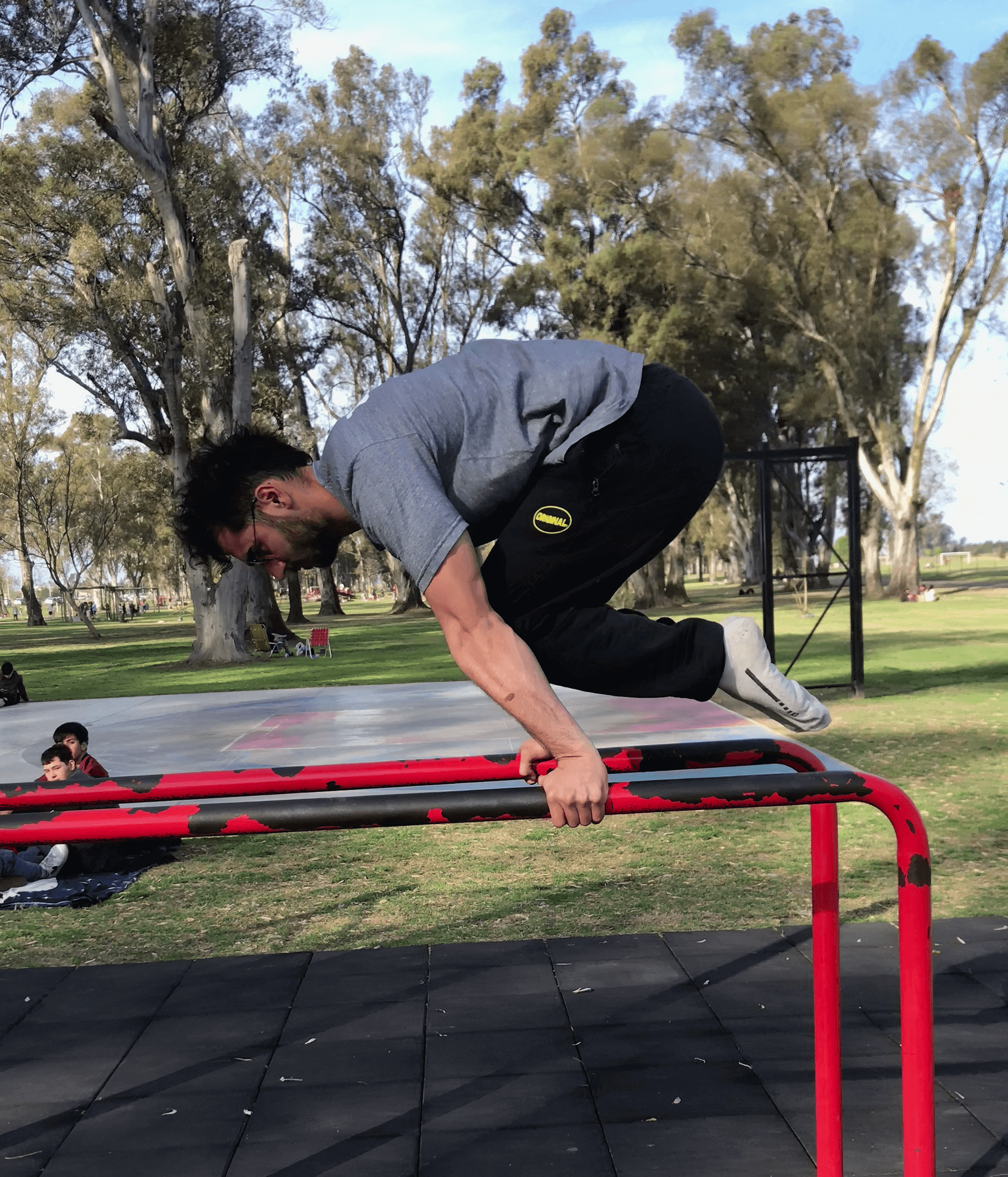 Lucas Galdeano haciendo una tuck planche, en las paralelas del parque borchex de Junín, Buenos Aires.
