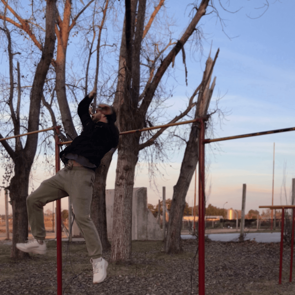 El giro 360 es uno de los ejercicios de freestyle en barra de calistenia más imponentes.