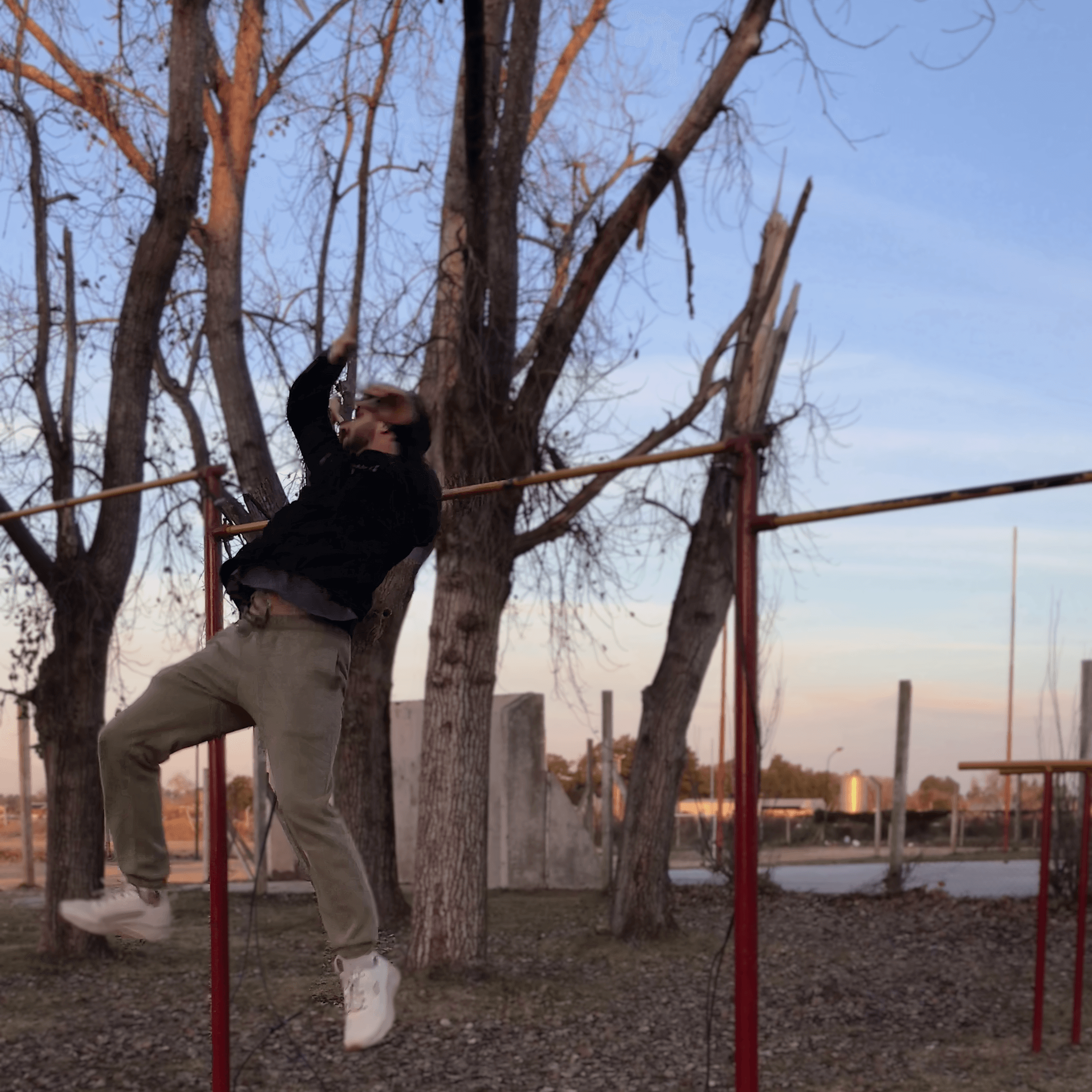 El giro 360 es uno de los ejercicios de freestyle en barra de calistenia más imponentes.