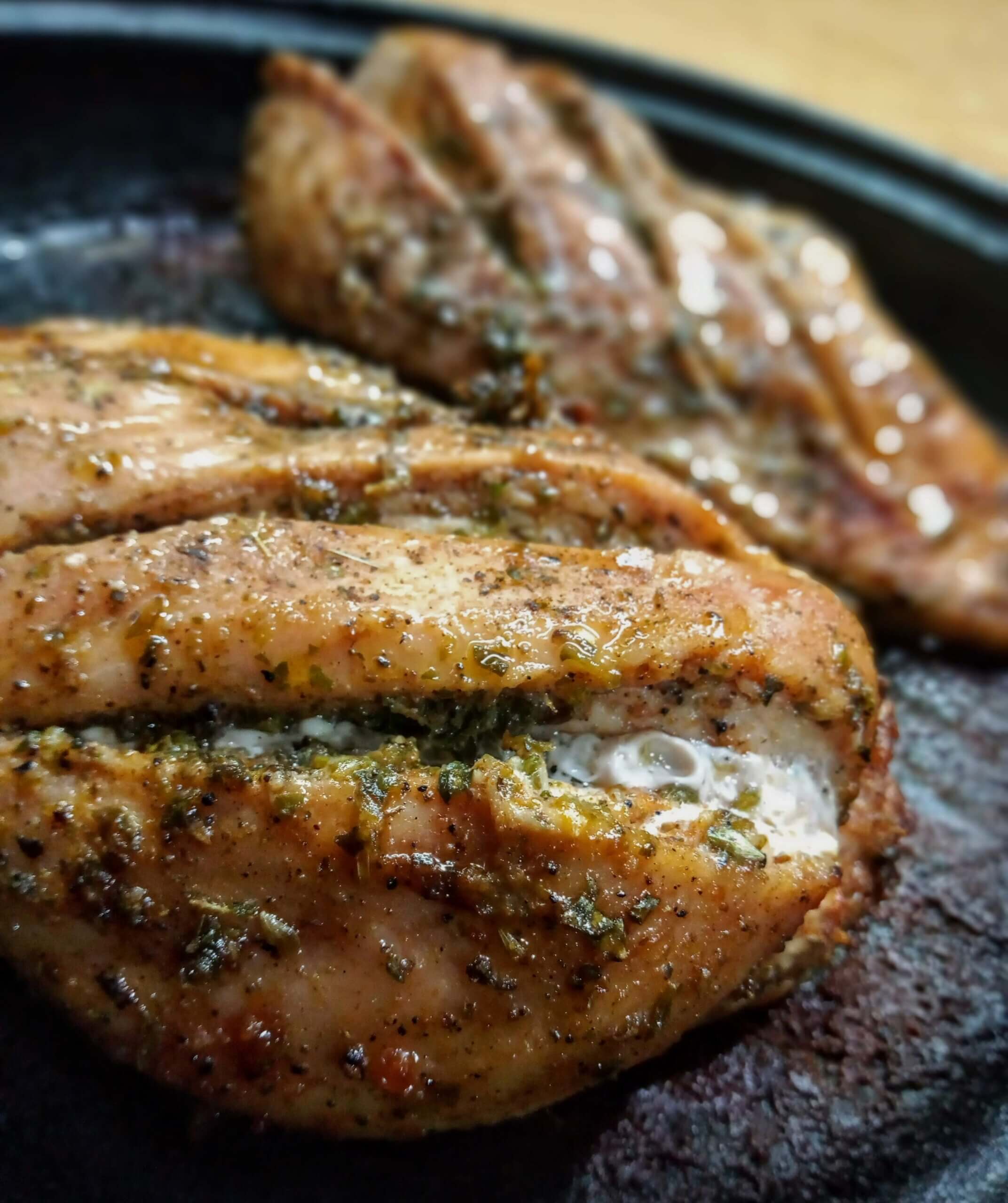 Una dieta alta en proteínas puede incluir alimentos como pechugas de pollo