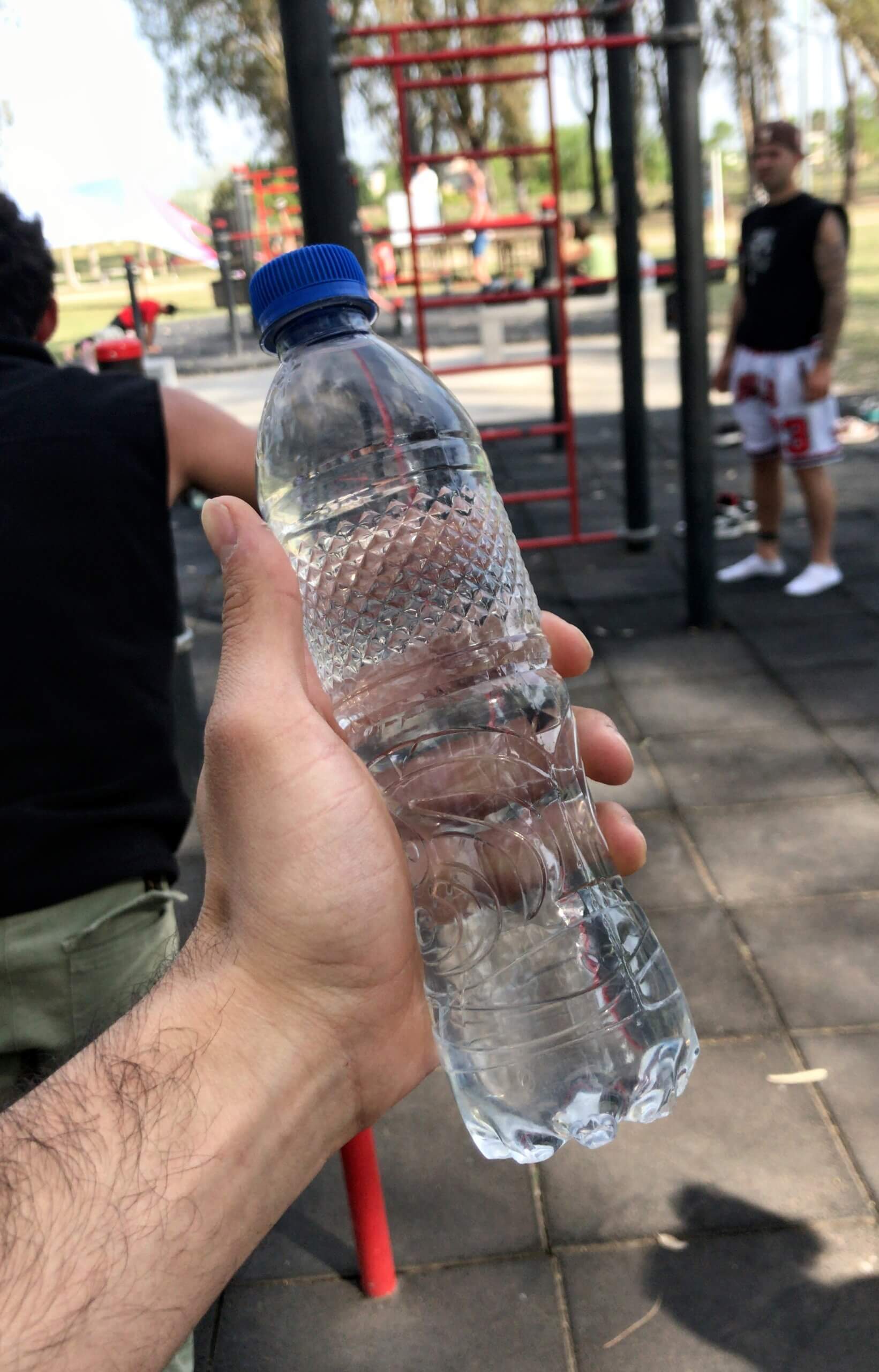 La hidratación y su importancia en el rendimiento deportivo.