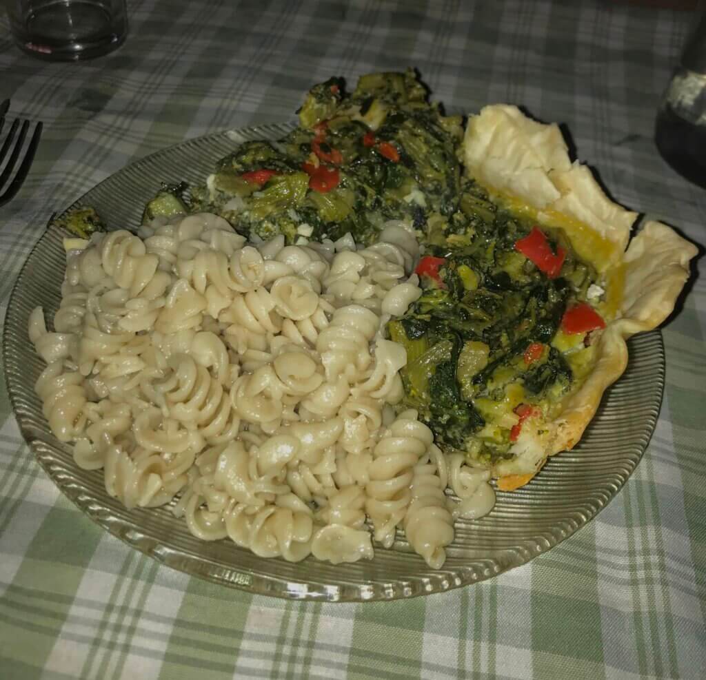 Tarta de espinaca para la recuperación muscular junto a otros alimentos como los fideos