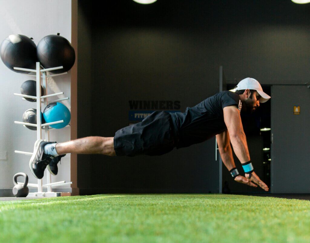Atleta haciendo entrenamiento de pliometría con flexiones.