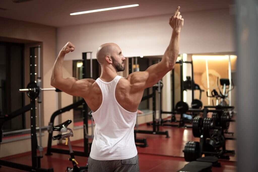 Atleta de gimnasio posando, biotipo mesomorfo.