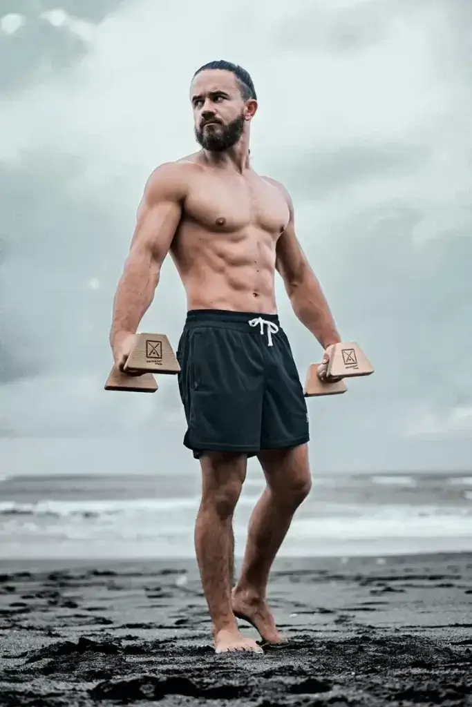 Andry Strong calisteniaco famoso por sus hazañas en ejercicios con peso corporal.