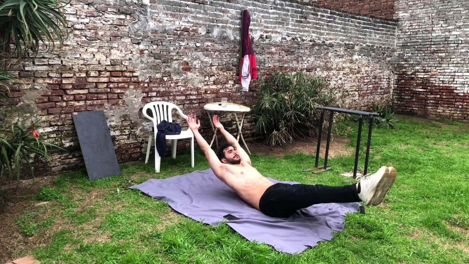 Eleva las piernas rectas a unos centímetros del piso, fase tres y final del hollow body.