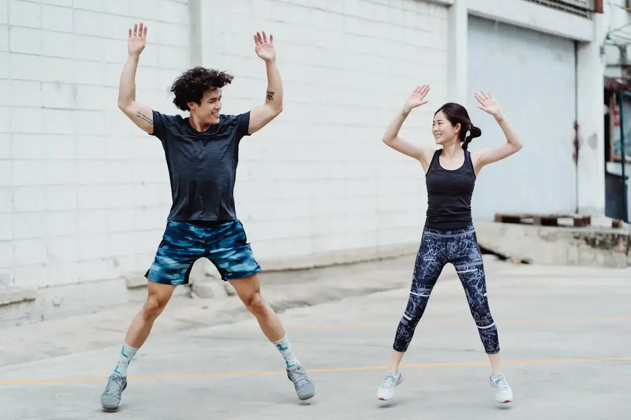 Atletas haciendo jumping jacks