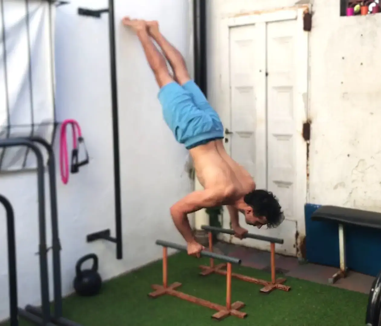 Flexiones de Handstand Asistidas contra la pared