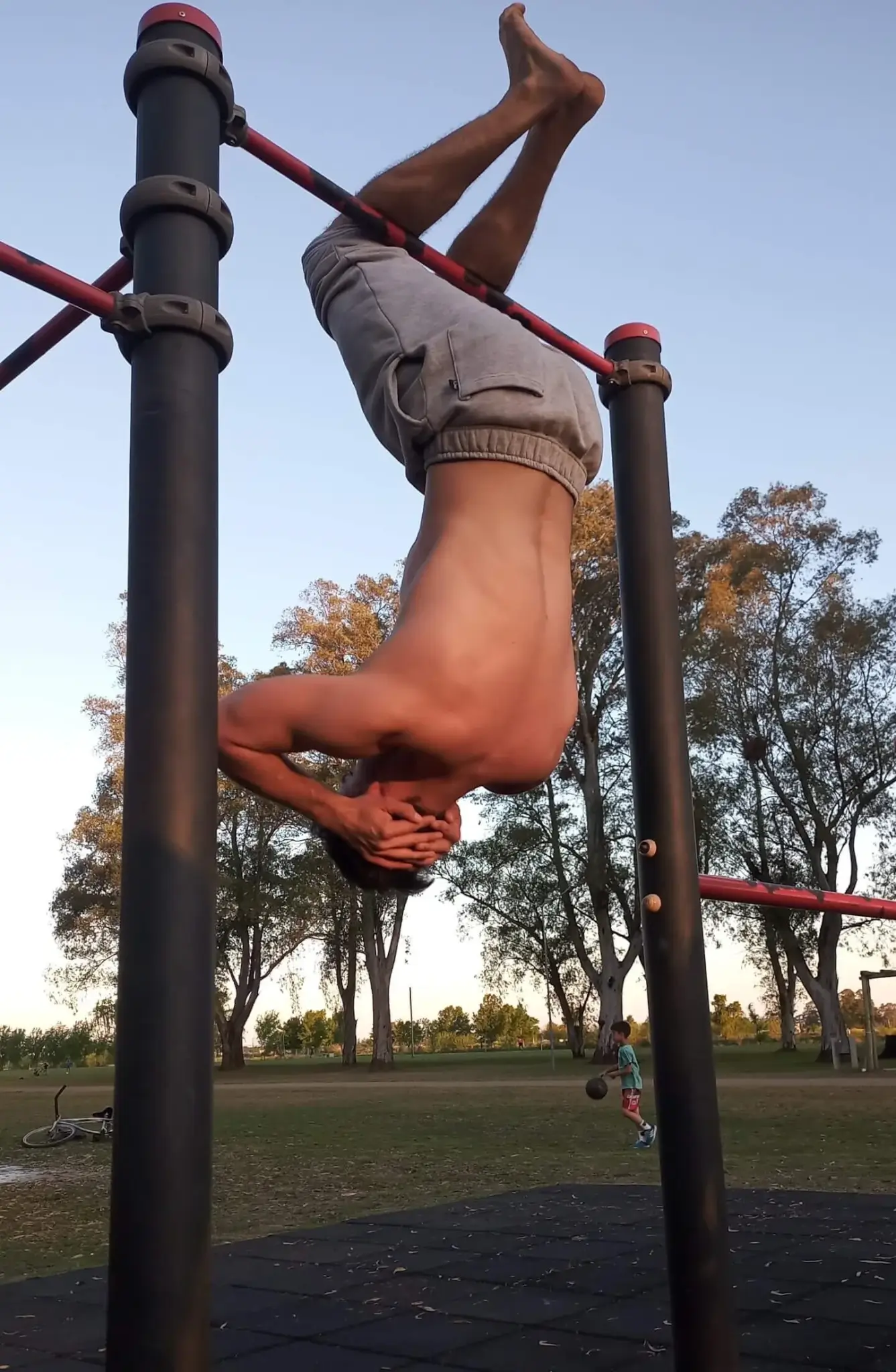 Abdominales colgado de cabeza en barra de calistenia