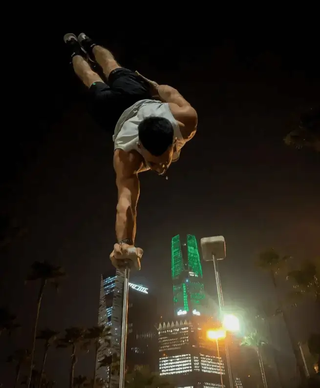 Julian Massei, atleta de calistenia, haciendo pino a una mano