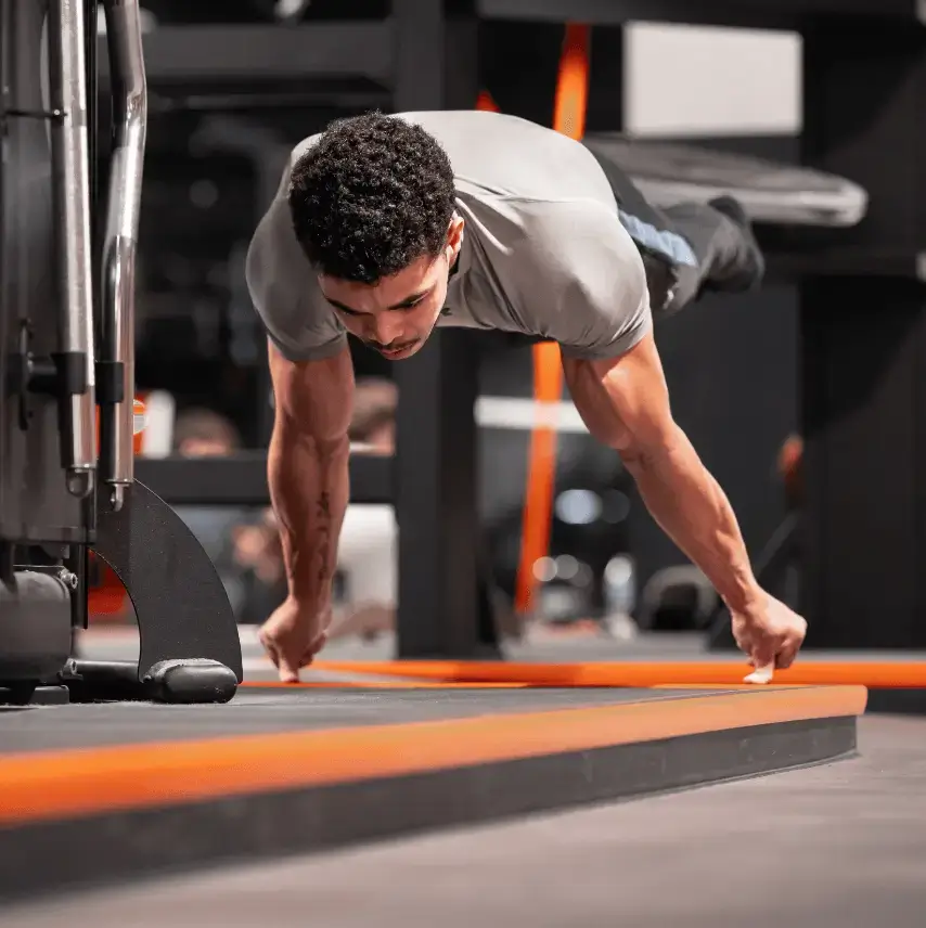 Leevan, atleta frances de calistenia, haciendo una full planche con los pulgares.