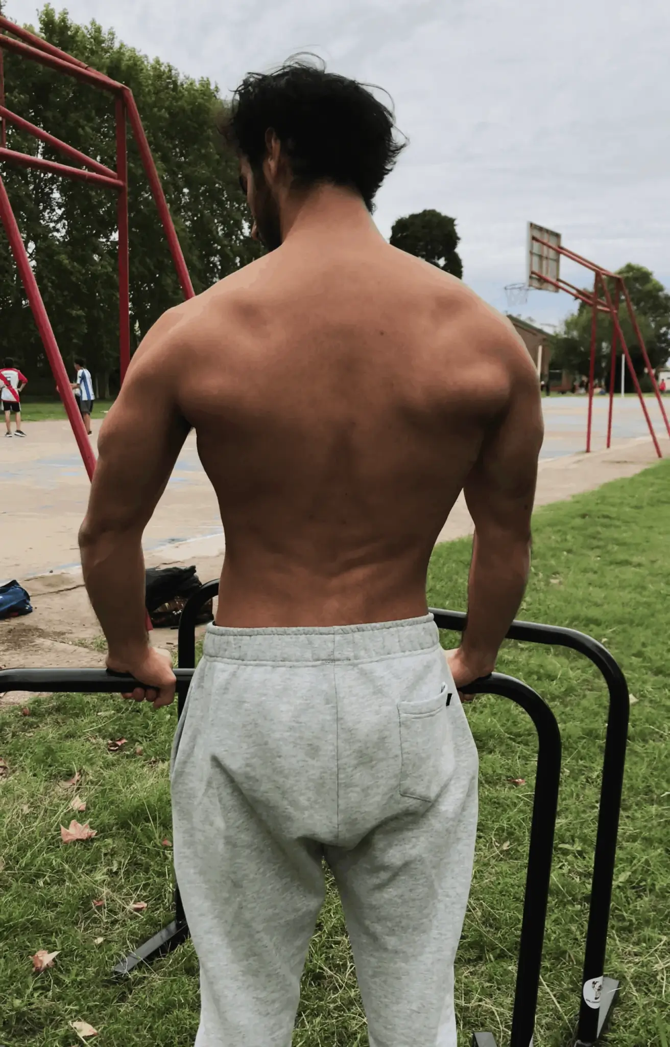 Posición de espaldas después de trabajar los músculos con las dominadas australianas.