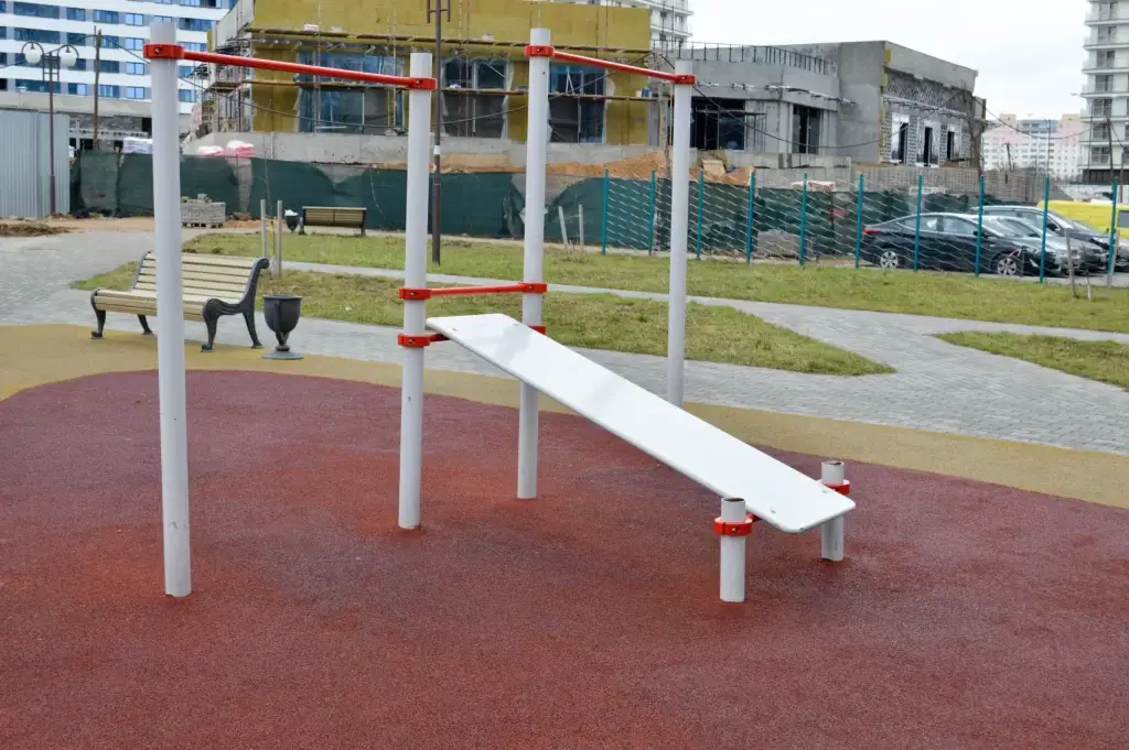 Banco para hacer abdominales de un parque de calistenia