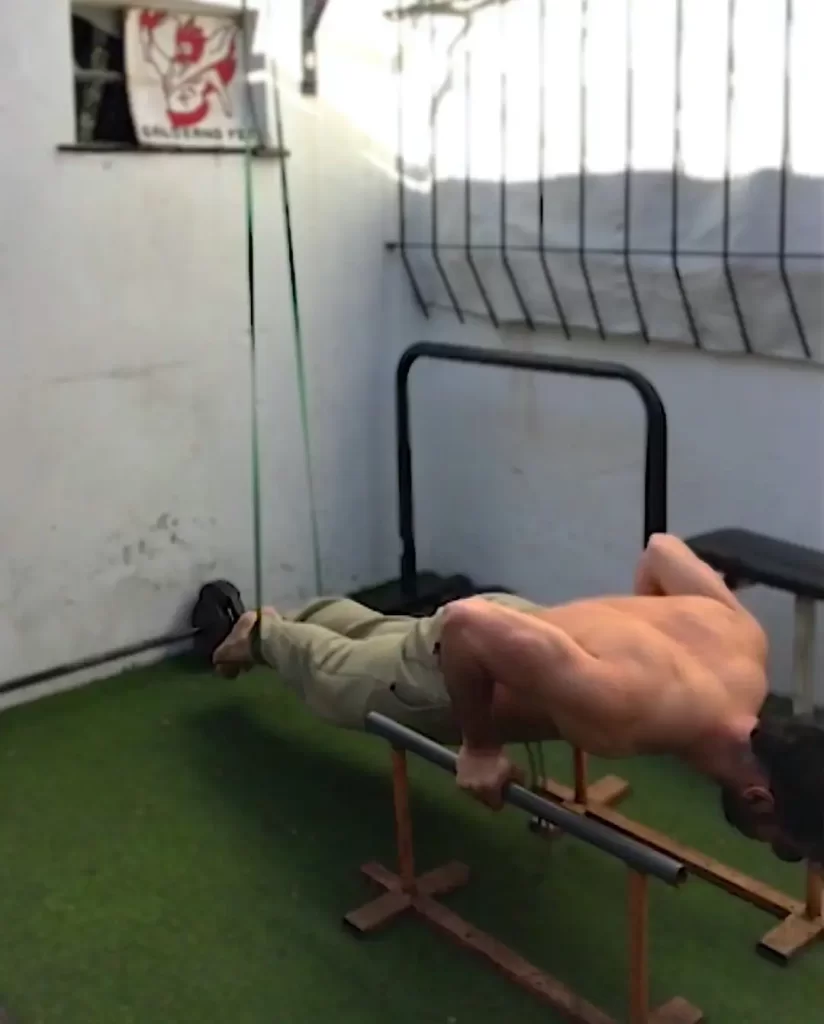 Fase final de las 90° degree push ups, en este caso, con banda elástica.
