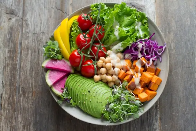 Plato de alimentos veganos
